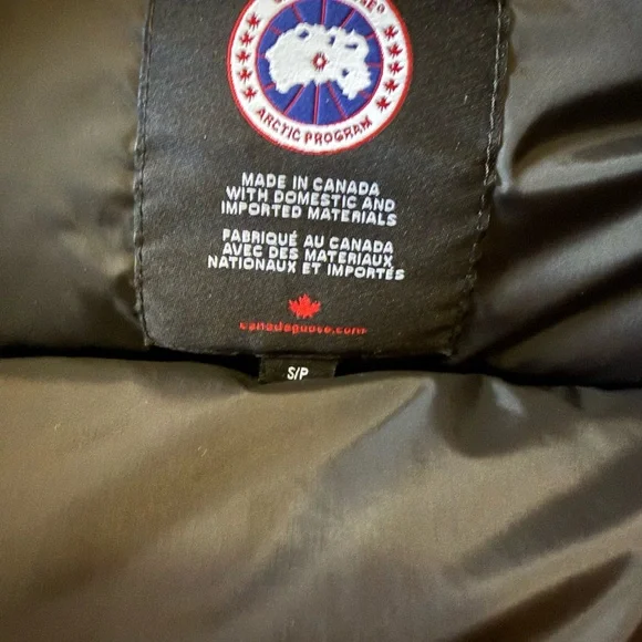 Canada Goose Red Puffer Vest with Quilted Insulation - Picture 4 of 8